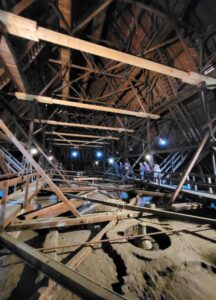 Turmführung Sebalduskirche 5 hoher Dachstuhl über dem Gewölbe des Kirchenschiffs